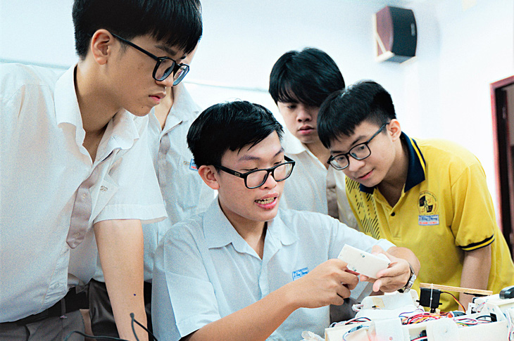 Lê Minh Đức (thứ hai, từ trái qua) cùng các bạn trong nhóm nghiên cứu tại Trường THPT chuyên Lê Hồng Phong (TP.HCM) - Ảnh: THÀNH ĐOÀN