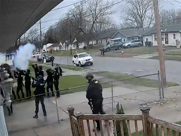 Khói bốc lên từ nhà bà Redia Jennings, dì của chị Price Courtney Price, ở ngoại ô thành phố Cleveland hôm 10-1 trong vụ cảnh sát đột kích nhầm nhà - Ảnh: CBS NEWS