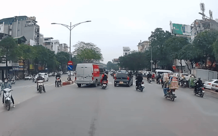 Hai ô tô rượt đuổi, chèn ép nhau trên phố Hà Nội: Chuyển hồ sơ đến cơ quan điều tra