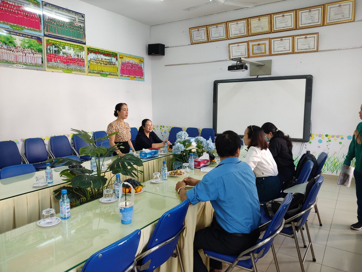 Đoàn giám sát Trung tâm Kiểm soát bệnh tật TP.HCM làm việc tại Trường tiểu học Nguyễn Hiền - Ảnh: Trung tâm Kiểm soát bệnh tật TP.HCM