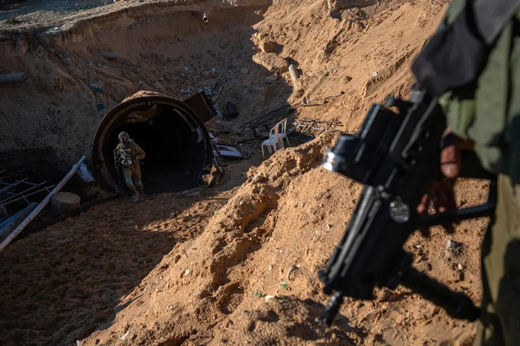 Các quan chức Israel ước tính có gần 5.700 đường hầm nhỏ dẫn xuống mạng lưới đường hầm chằng chịt bên dưới Dải Gaza - Ảnh: NEW YORK TIMES