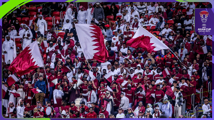 Các cổ động viên Qatar mừng chiến thắng của đội nhà - Ảnh: AFC