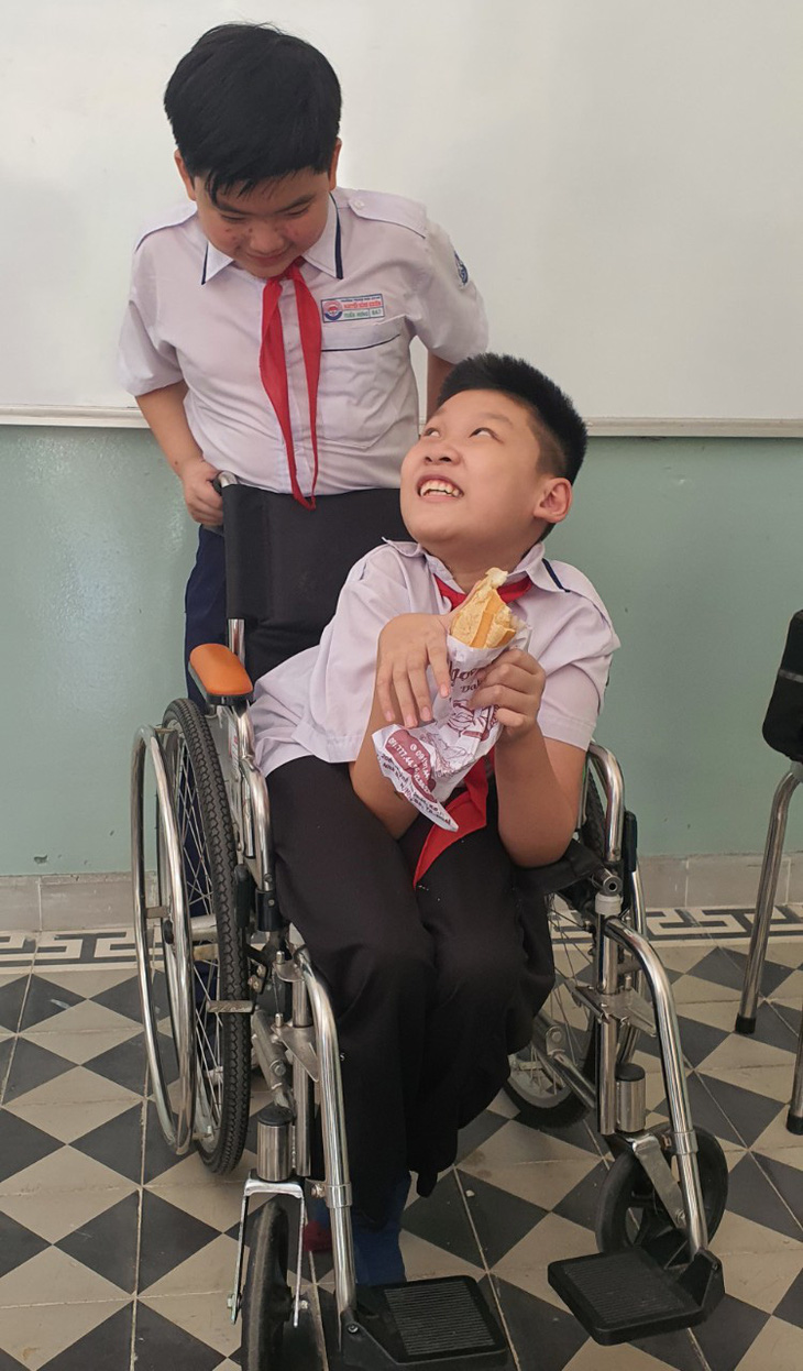 Cậu bé ngồi xe lăn và câu chuyện về trường học hạnh phúc