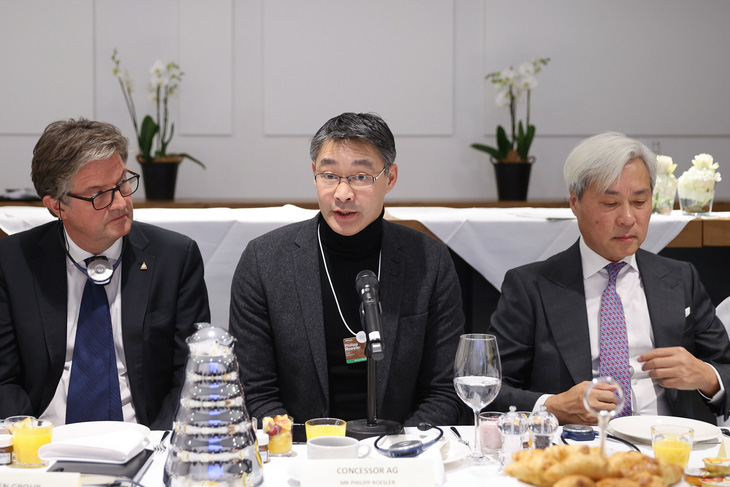 Tiến sĩ Philipp Rösler (giữa), lãnh sự danh dự của Việt Nam tại Thụy Sĩ, điều phối phần các nhà đầu tư và đại diện YPO đối thoại, chia sẻ kế hoạch đầu tư - Ảnh: baochinhphu.vn