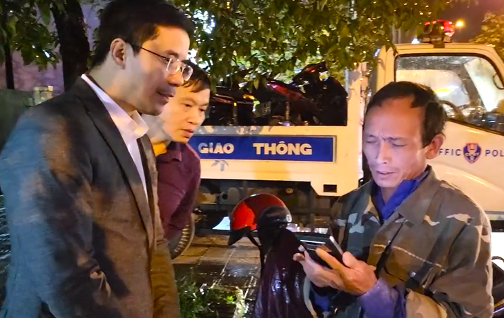 Đại tá Nguyễn Hồng Phong yêu cầu người đàn ông gọi điện cho người thân đến chở về để đảm bảo an toàn - Ảnh: Cắt từ clip