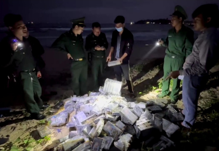 Lượng ma túy trôi dạt vào bờ biển - Ảnh: VĂN TÁNH