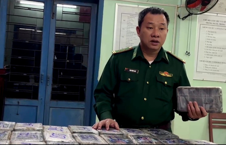 Gần 300kg ma túy vừa được phát hiện ở bờ biền Quảng Ngãi đang được Bộ đội biên phòng niêm phong, cất giữ - Ảnh: VĂN TÁNH