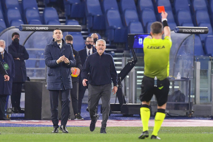 HLV Mourinho liên tục nhận thẻ đỏ mùa này - Ảnh: Getty