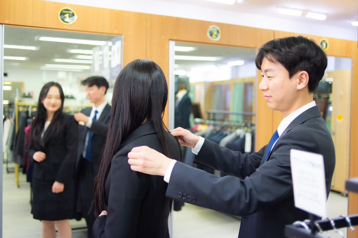 Hàn Quốc mở dịch vụ cho thuê miễn phí trang phục phỏng vấn xin việc- Ảnh 1.