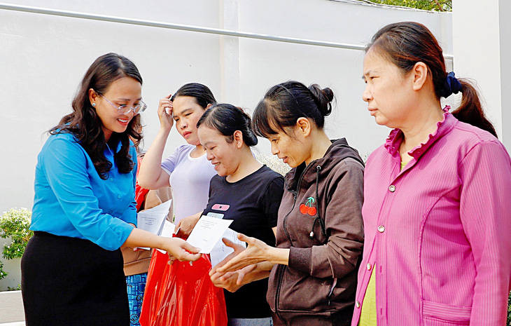 Ban Thường vụ Liên đoàn Lao động TP Cần Thơ thăm tặng quà cho công nhân và người lao động tháng 1-2024 - Ảnh: THÁI LŨY