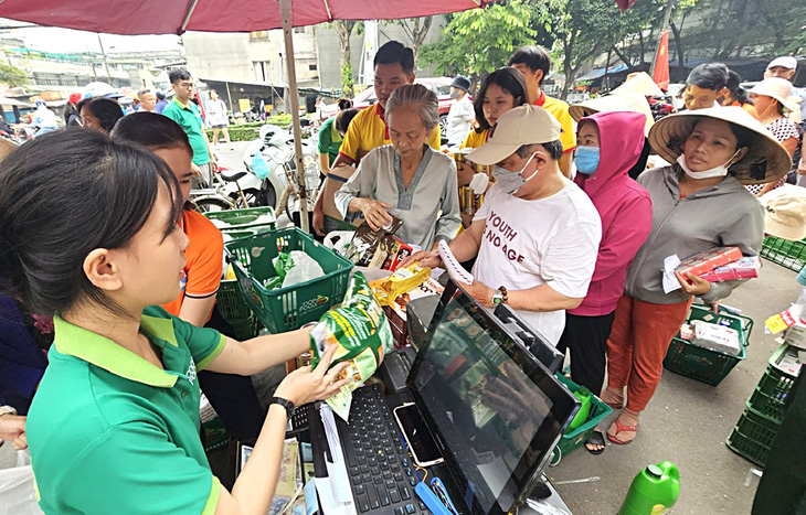 Giỏ quà Tết và thực phẩm thiết yếu được một siêu thị chưng bán lưu động tại Q.Bình Thạnh dịp cận Tết