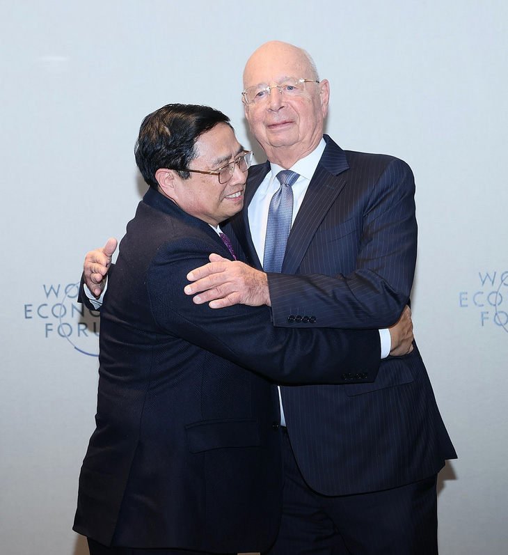Thủ tướng Phạm Minh Chính gặp Giáo sư Klaus Schwab, Người sáng lập kiêm Chủ tịch Điều hành Diễn đàn Kinh tế Thế giới. Ảnh: TTXVN