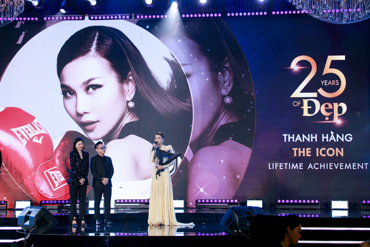 Lên sân khấu, Hoa hậu Phụ nữ Việt Nam 2002 không ngăn được sự xúc động, và nói lời cảm ơn những cộng sự đã ở cạnh mình suốt thời gian qua.