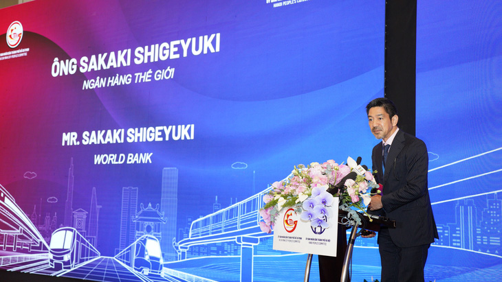 Ông Sakaki Shigeyuki - Ngân hàng Thế giới - nêu giải pháp - Ảnh: QUANG VIỄN