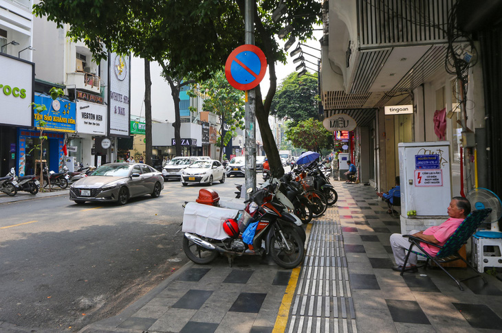 Vỉa hè ở đường Nguyễn Trãi, quận 1 đã được kẻ vạch, chia chỗ để xe máy tự quản - Ảnh: CHÂU TUẤN
