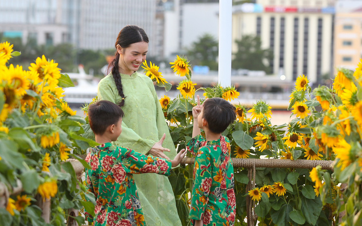 Công viên bờ sông Sài Gòn sẽ có thêm 20.000 cây hoa hướng dương chào Tết Giáp Thìn 2024
