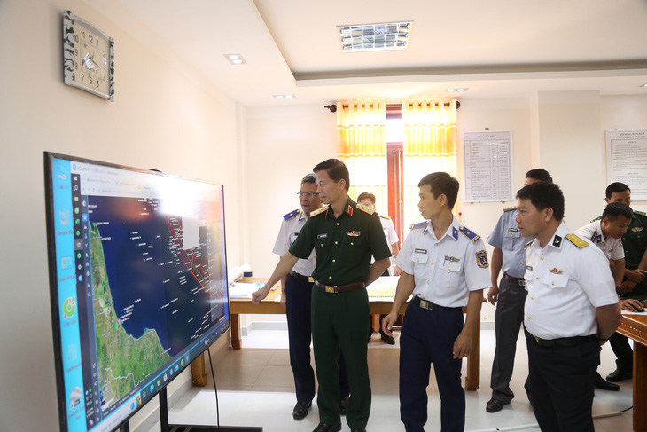 Trung tướng Nguyễn Trọng Bình - phó tổng tham mưu trưởng, trưởng Ban chỉ đạo Bộ Quốc phòng về chống khai thác IUU - kiểm tra tàu cá hoạt động trên biển thông qua màn hình - Ảnh: VĂN MẪN