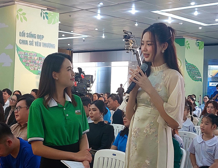 Hoa hậu Lê Nguyễn Bảo Ngọc phát biểu trong buổi trao giải - Ảnh: HOÀNG LÊ