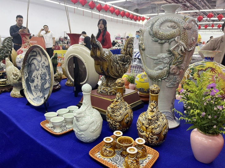 Những sản phẩm gốm có họa tiết rồng hút khách trong mùa Tết Giáp Thìn - Ảnh: N.BÌNH