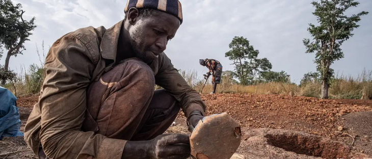 Thợ khai thác vàng thủ công đang chuẩn bị máy dò kim loại trong một khu rừng ở vùng nông thôn Kedougou - Ảnh: DW
