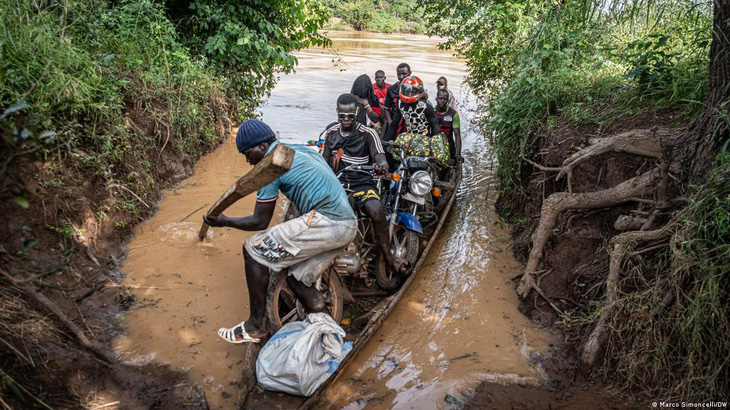 Những người khai thác vàng trên sông Faleme, nơi phân chia biên giới giữa Senegal và Mali - Ảnh: DW