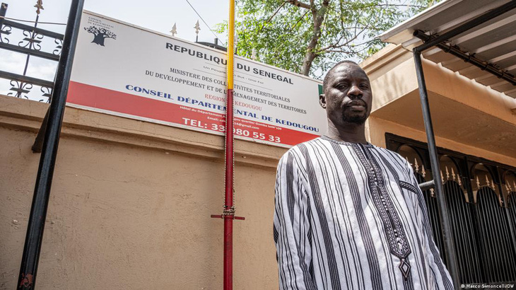 Ông Amadou Sega Keita chụp ảnh bên ngoài văn phòng của Hội đồng Kedougou - Ảnh: DW
