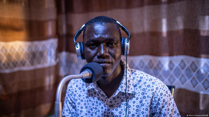 Anh Mahamadi Danfakha đứng đầu một trạm cộng đồng ở Saraya dọc biên giới Mali - Guinea của Senegal - Ảnh: DW