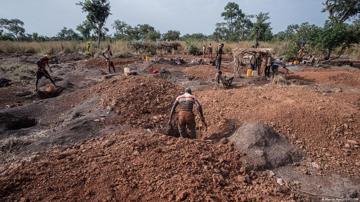 Một trong nhiều địa điểm khai thác vàng thủ công tại khu vực xung quanh làng Samekouta ở vùng Kedougou của Senegal - Ảnh: DW