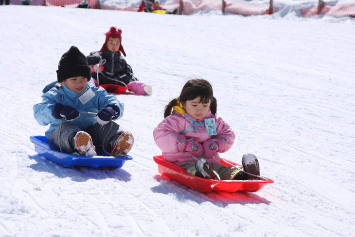 Nếu đến vào mùa đông, du khách tuyệt đối không nên bỏ qua hoạt động trượt tuyết trên đỉnh núi Phú Sĩ - Ảnh: KLOOK