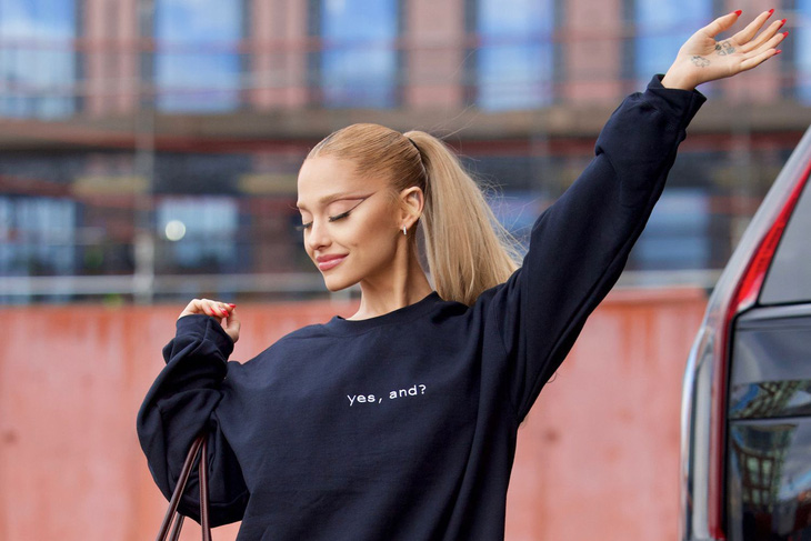 Ariana Grande ở hậu trường single Yes, and? - Ảnh: The People