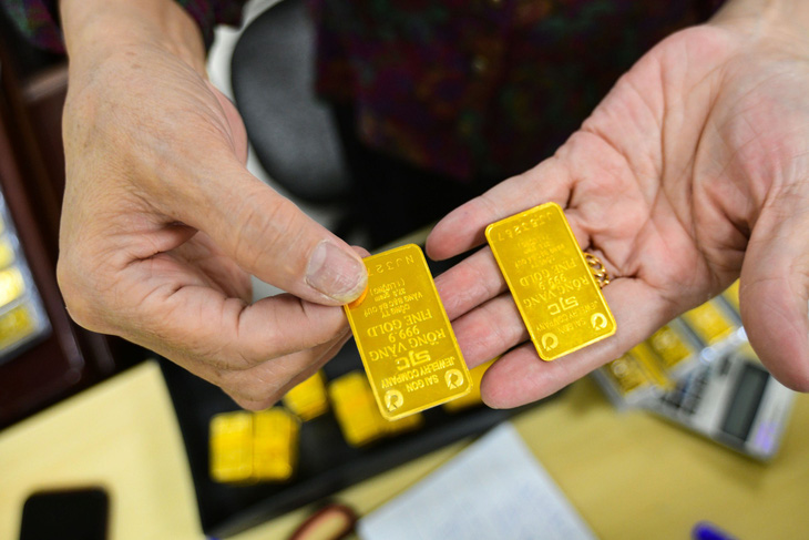 So với giá vàng thế giới quy đổi, giá vàng miếng SJC đang cao hơn đến 16,5 triệu đồng/lượng - Ảnh: QUANG ĐỊNH 