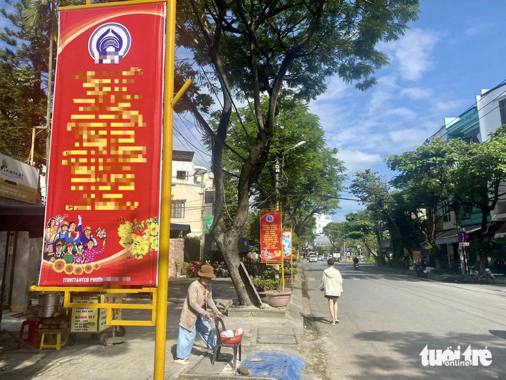 Trụ treo pa nô trên một tuyến đường ở Đà Nẵng - Ảnh: TRƯỜNG TRUNG
