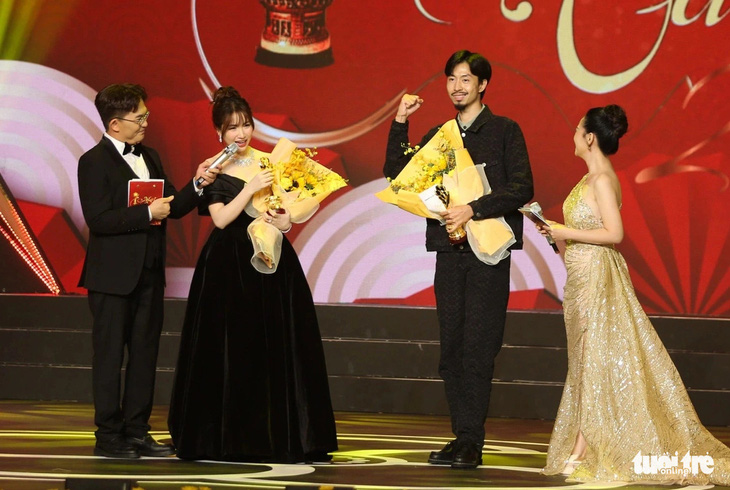 Đen Vâu nhận giả Nam ca sĩ và rapper và Hòa Minzy nhận giải Nữ ca sĩ được yêu thích nhất - Ảnh: PHƯƠNG QUYÊN