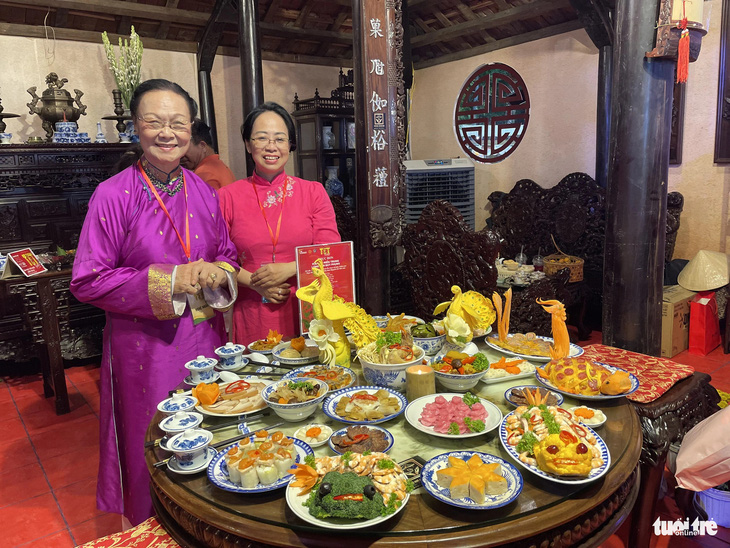 Nghệ nhân bên mâm cỗ tinh hoa ẩm thực Việt - Ảnh: N.BÌNH
