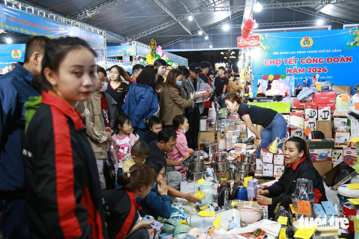 Rất đông người lao động mua sắm tại chợ Tết tối 18-1 - Ảnh: ĐOÀN NHẠN