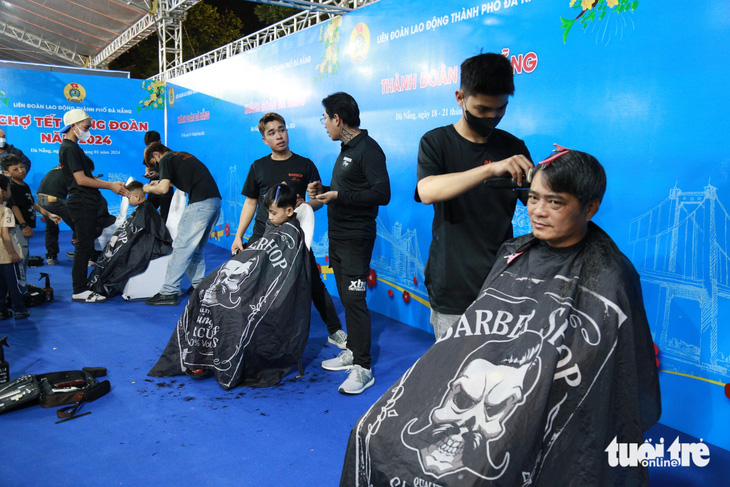 Người dân và người lao động đến phiên chợ được cắt tóc miễn phí - Ảnh: ĐOÀN NHẠN