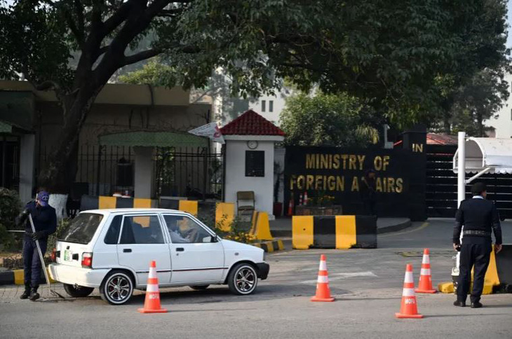 Cảnh sát Pakistan kiểm tra chiếc xe đậu trước Bộ Ngoại giao ở Islamabad vào ngày 18-1-2024 - Ảnh: AFP