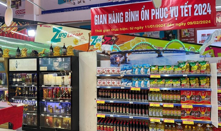 Gian hàng bình ổn phục vụ Tết tại siêu thị Co.opmart Đà Nẵng - Ảnh: Sở Công thương