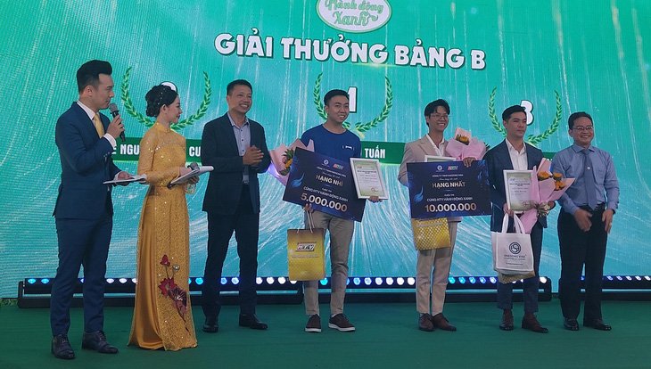 Trao giải thưởng bảng B cuộc thi Cùng HTV hành động xanh - Ảnh: HOÀNG LÊ