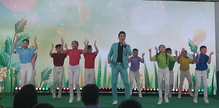 Ca sĩ Nguyễn Phi Hùng biểu diễn trong buổi trao giải Cùng HTV hành động xanh - Ảnh: HOÀNG LÊ