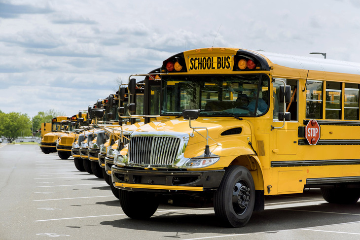Xe buýt chở học sinh tại nhiều nước phương Tây thường được sơn màu vàng - Ảnh: GETTY IMAGES