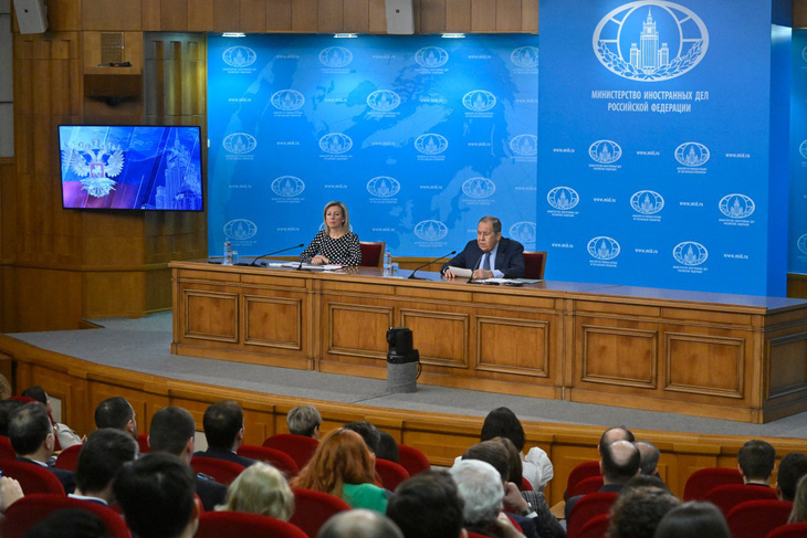 Ngoại trưởng Nga Sergei Lavrov cùng người phát ngôn Bộ Ngoại giao Maria Zakharova phát biểu trong cuộc họp báo tại trụ sở Bộ Ngoại giao Nga ở Matxcơva ngày 18-1 - Ảnh: AFP