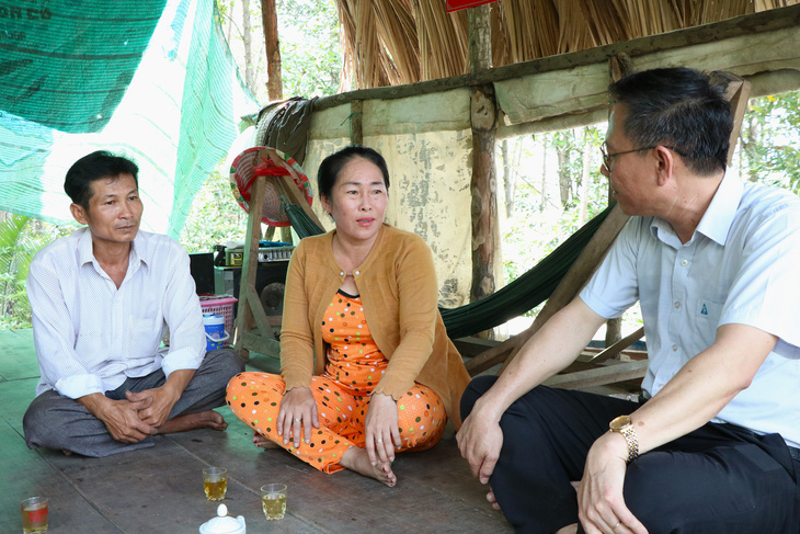 Dưới tán rừng bao la, bà Nguyễn Thị Loan (thuộc phân khu 1) cùng chồng dựng xây tổ ấm và cùng nhau giữ rừng, giữ nghề. Bà tâm tình rằng vì làm nghề đã lâu, tình yêu với rừng giữ chân gia đình cùng nhau vượt qua nhiều thiếu thốn, khó khăn - Ảnh: CẨM NƯƠNG