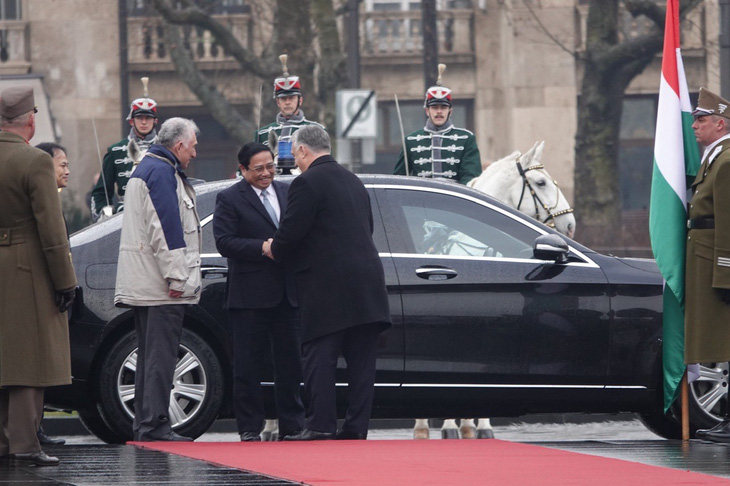 Thủ tướng Viktor Orbán chờ đợi nhiều phút để đón Thủ tướng Phạm Minh Chính ở đầu thảm đỏ - Ảnh: QUỲNH TRUNG