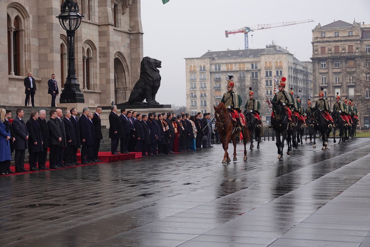 Lãnh đạo hai nước cùng xem đội kỵ binh diễu hành - Ảnh: QUỲNH TRUNG