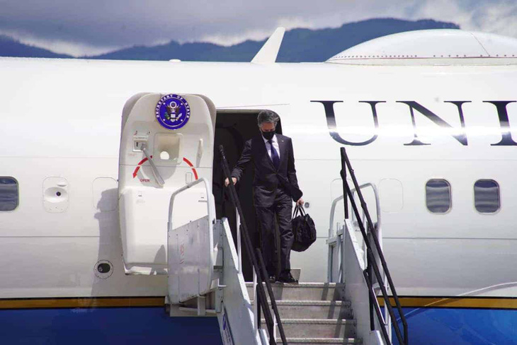 Ngoại trưởng Mỹ Antony Blinken rời chuyên cơ trong một chuyến công du nước ngoài - Ảnh chụp màn hình Ticotimes
