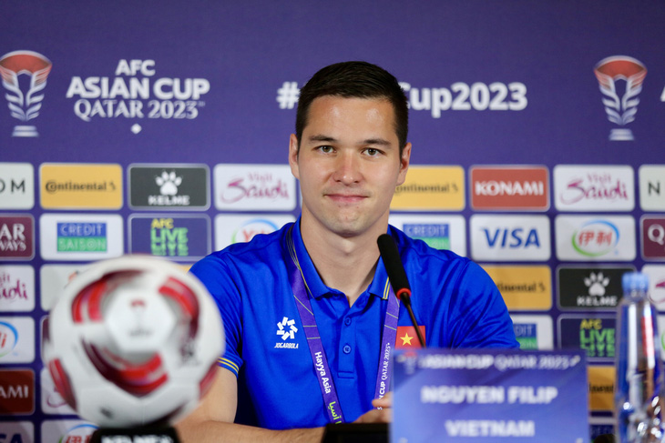 Thủ môn Nguyễn Filip lần đầu dự họp báo trước trận gặp Indonesia - Ảnh: HOÀNG TUẤN