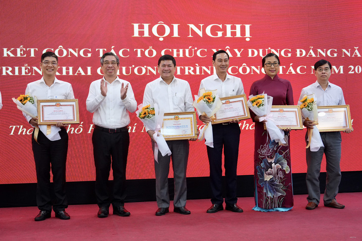 Phó bí thư Thành ủy TP.HCM Nguyễn Phước Lộc (thứ hai từ trái qua) trao bằng khen cho các cá nhân đạt thành tích xuất sắc công tác tổ chức xây dựng Đảng - Ảnh: HỮU HẠNH