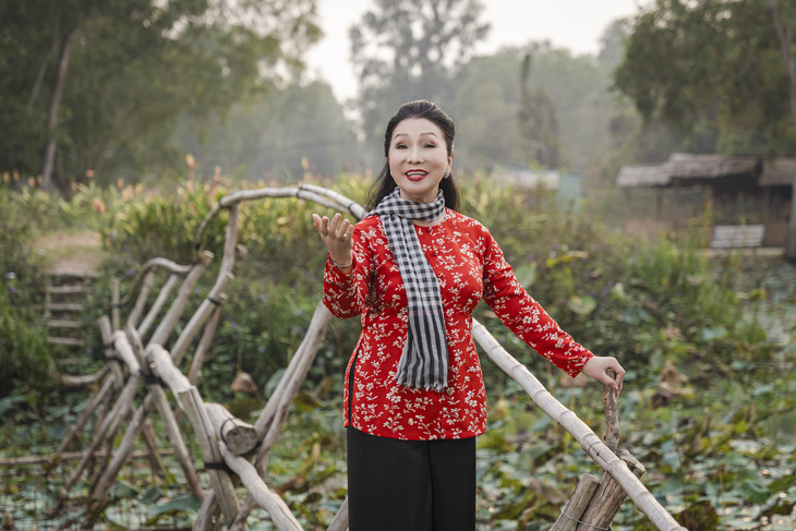 Nghệ sĩ Bạch Tuyết duyên dáng trong chiếc áo bà ba - Ảnh: NVCC