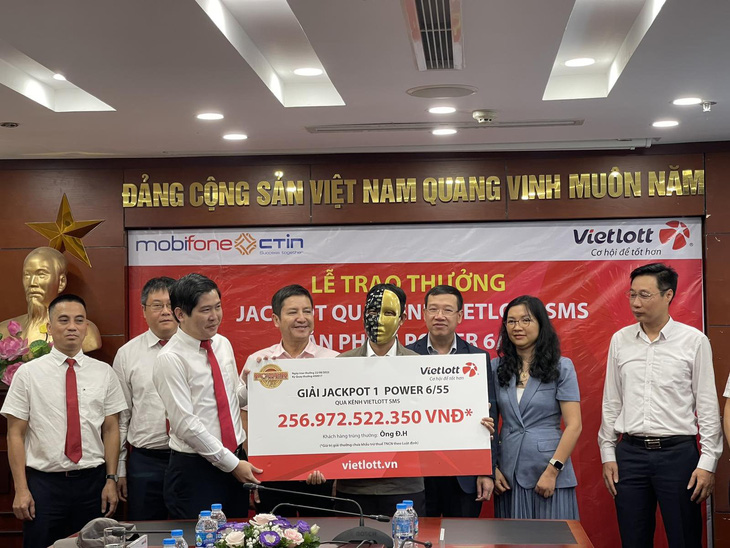 Ông Đ.H - chủ nhân thuê bao MobiFone đã nhận giải Jackpot 1 xổ số tự chọn Power 6/55 kỳ QSMT số #00917 trị giá hơn 256 tỉ đồng - giải thưởng xổ số lớn thứ nhì lịch sử xổ số tại Việt Nam
